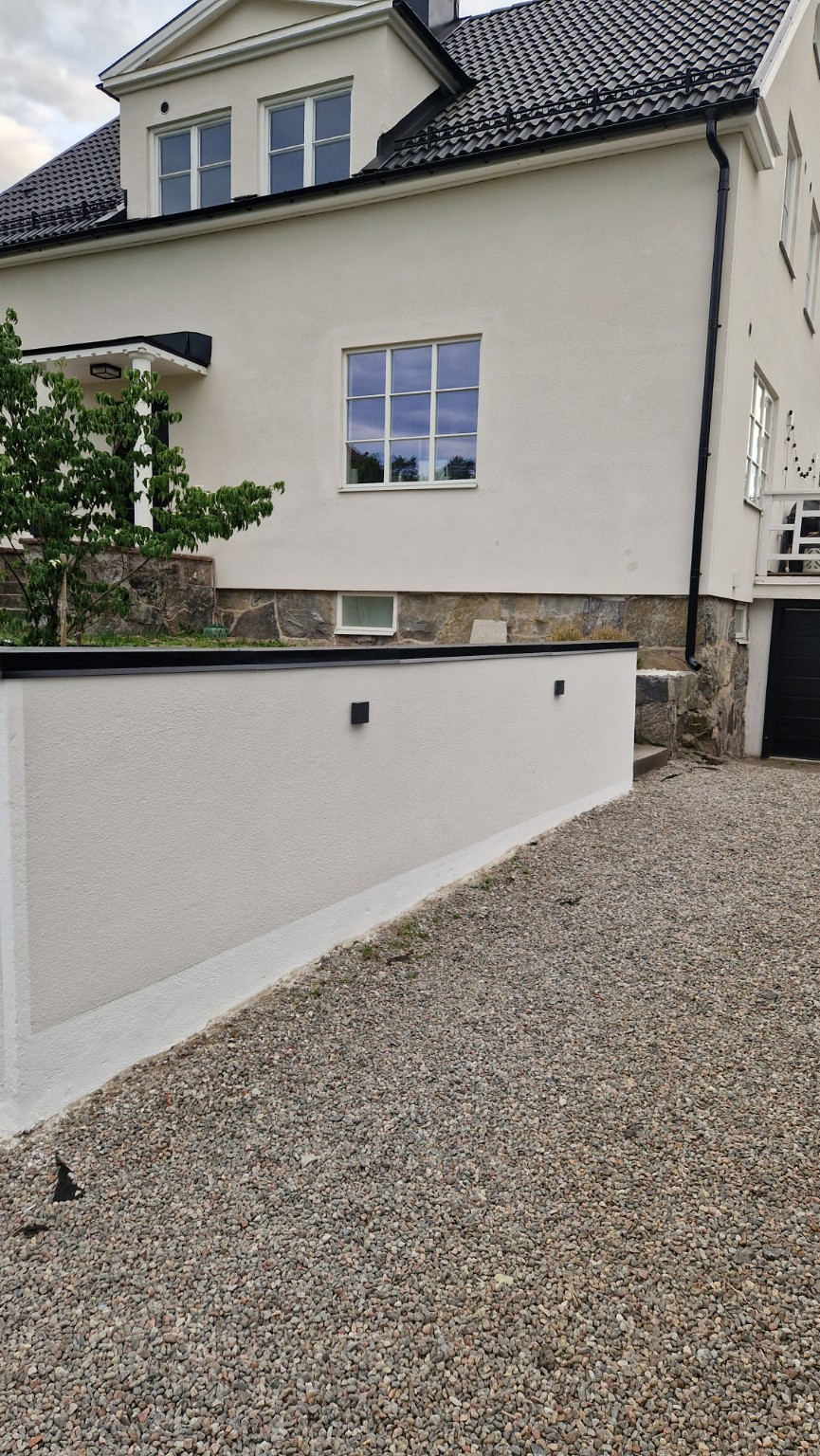 Färdig putsad mur vid villa
