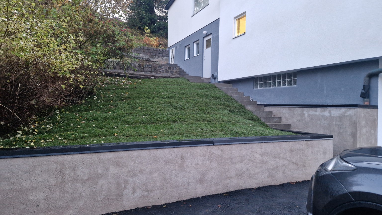 Färdig fasad, trappa och anlagd utemiljö